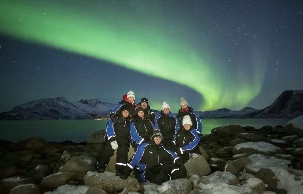 Aurora boreal en un fiordo de Noruega